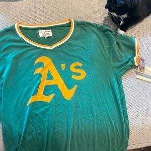 Mens Oakland A’s shirt vintage looking boutique
